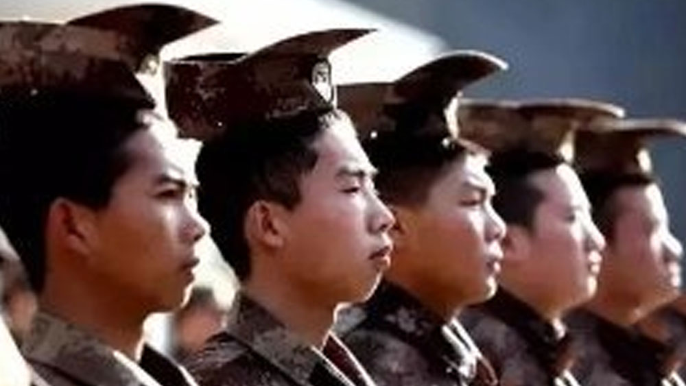 টুপি ধরে রাখতে গেলে হাঁটার সময় বা প্যারেড করার সময় মাথা একেবারেই নাড়াতে পারেন না তাঁরা। এ ভাবেও ঘাড় সোজা রাখতে অভ্যস্ত হয়ে পড়েন ক্রমশ।