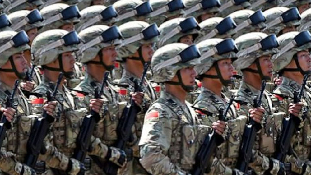 ঘাড় কোনও দিকে সামান্য হেলে পড়লেই পিন ফুটে যাবে। তাই একরকম বাধ্য হয়ে প্রশিক্ষণরত সেনা ঘাড় সোজা রাখবেন। ধীরে ধীরে ঘাড় সোজা রাখতে তিনি অভ্যস্তও হয়ে পড়েন।