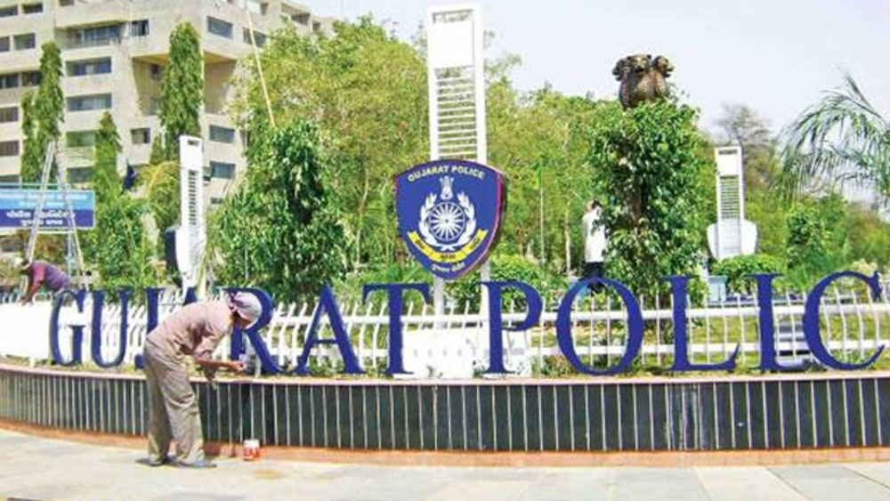 সারা ভারতে ৪৬১ র‌্যাঙ্ক করেন তিনি। প্রথমে তিনি রাজকোট শহরের ডেপুটি পুলিশ কমিশনার হিসাবে কাজে যোগ দেন। ২০২০ সালে পোরবন্দরের পুলিশ সুপার হন তিনি।