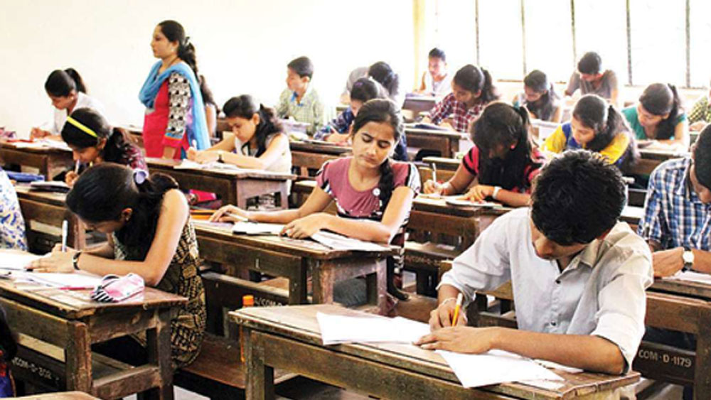 এমবিবিএস-এর পর হাসপাতালে ইন্টার্নশিপ চলার সময়ই আবার তিনি ইউপিএসসি পরীক্ষাতেও উত্তীর্ণ হন।