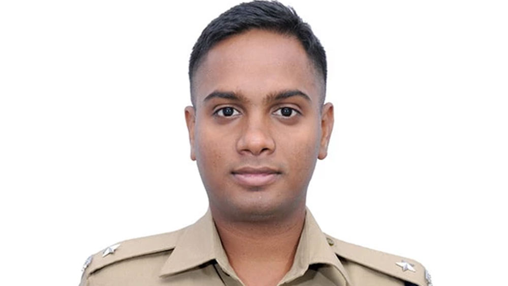 রবির জন্ম রাজস্থানের অলওয়ারে। তাঁর বাবা এক জন অবসরপ্রাপ্ত নৌসেনা অফিসার।