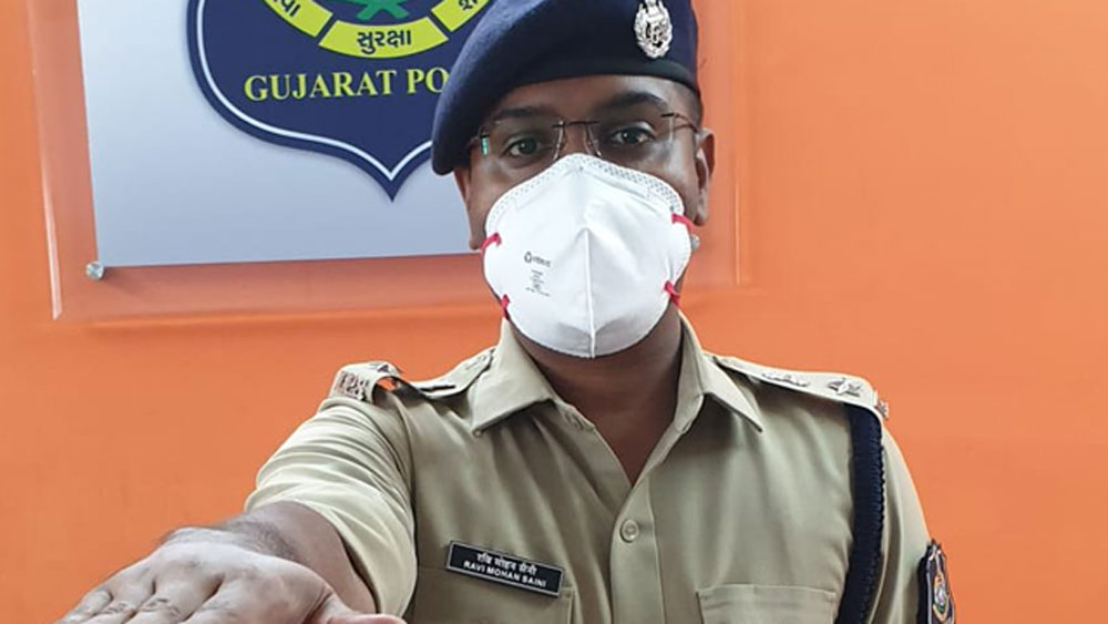 তিনি রবিমোহন সাইনি। ২০২০ সালে গুজরাতের পোরবন্দরের পুলিশ সুপার হিসাবে কাজে যোগ দেন রবি।