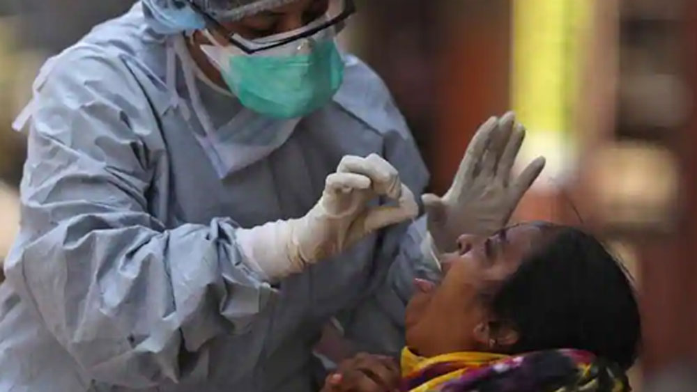 ওই আবাসনে থাকা চিকিৎসকদেরও পাশে পেয়েছেন বিশাল। রোগীকে কখন কী ওষুধ দেওয়া হবে তা দিনরাত দেখছেন তাঁরা।