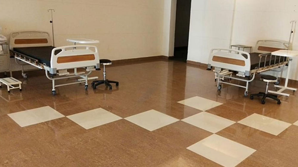 আবাসনে ২০০ মানুষ থাকেন। তাঁদের মধ্যে ৬০ জন এই মুহূর্তে করোনা আক্রান্ত। সকলকে এই পরিষেবা দেওয়া সম্ভব নয়। তাই আক্রান্তদের মধ্যে যাঁদের অক্সিজেনের মাত্রা ৯০-এর নীচে নামছে তাঁদেরই একমাত্র এই কেন্দ্রে নিয়ে আসা হচ্ছে।