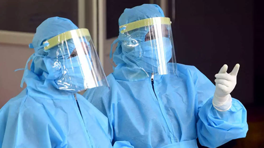 এ ছাড়া পিপিই কিট, পাল্‌স অক্সিমিটার, অক্সিজেন কনসেনট্রেটর এগুলোও রয়েছেই। দু’জন নার্সকেই প্রতি দিন ৪ হাজার টাকা করে পারিশ্রমিক দেন তিনি।