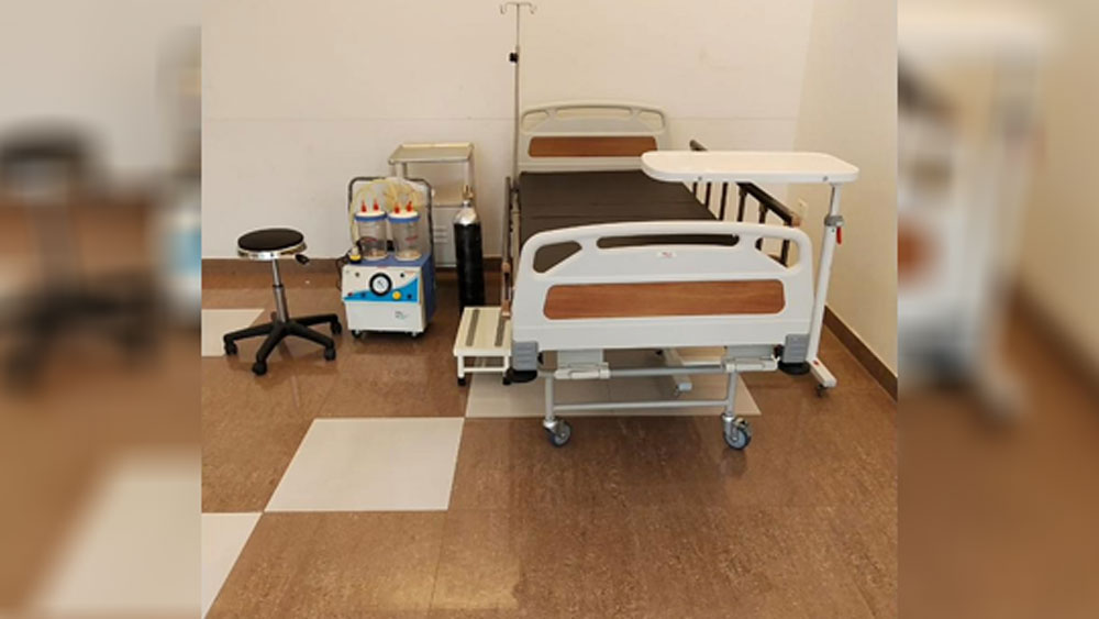 দূরত্ব বজায় রেখে ৫টি শয্যা এবং প্রতি শয্যার সঙ্গে অক্সিজেনের ব্যবস্থা করেন তিনি। রোগীদের দেখভালের জন্য দু’জন প্রশিক্ষণপ্রাপ্ত নার্স এবং তিন জন আলাদা কর্মী নিয়োগ করা হয় সেখানে। নার্সরা যেমন রোগীদের দেখভাল করবেন, তেমন অক্সিজেন থেকে ওষুধ কেনার জন্য বাকি তিন জন অন্যান্য দায়িত্ব পালন করবেন।