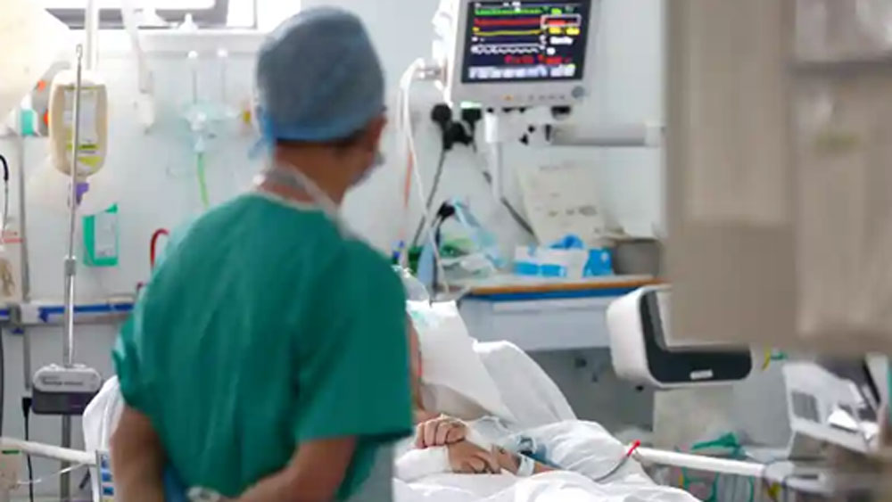 কিন্তু রোগীদের জন্য শয্যা, নার্স, ওষুধ এবং অক্সিজেনের জোগান— এ সমস্ত করাটা মুখের কথা ছিল না। অনেকগুলো টাকারও প্রয়োজন ছিল। তাই প্রথমেই আবাসনের সমস্ত পরিবারের সঙ্গে এ বিষয়ে কথা বলেন। কিন্তু বেশির ভাগই টাকার কথা শুনে পিছিয়ে যান।