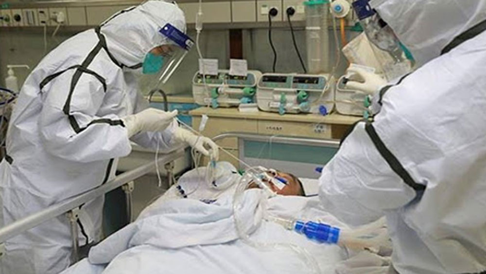 পরিস্থিতি এমন পর্যায়ে পৌঁছয় যে বেশি টাকা দিতে রাজি হলেও সাহায্যের জন্য পাশে কাউকেই পাওয়া যায়নি। বাবাকে বাঁচাতে শেষে বাড়ির একটি ঘরকেই হাসপাতাল বানিয়ে ফেললেন তিনি।