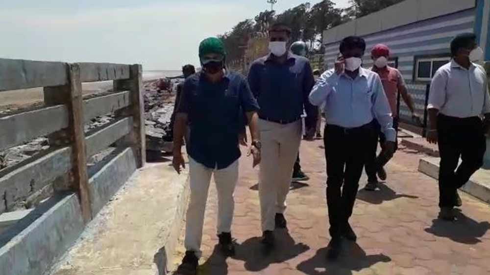 সমুদ্র বাঁধের কাজ খতিয়ে দেখছেন জেলাশাসক পূর্ণেন্দু কুমার মাজি।