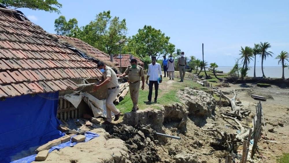 ঘূর্ণিঝড় ‘ইয়াস’ নিয়ে সতর্কবার্তা ছাড়াও সুন্দরবনের বিভিন্ন এলাকা পরিদর্শনে গিয়েছেন পুলিশ-প্রশাসনের আধিকারিকেরা।