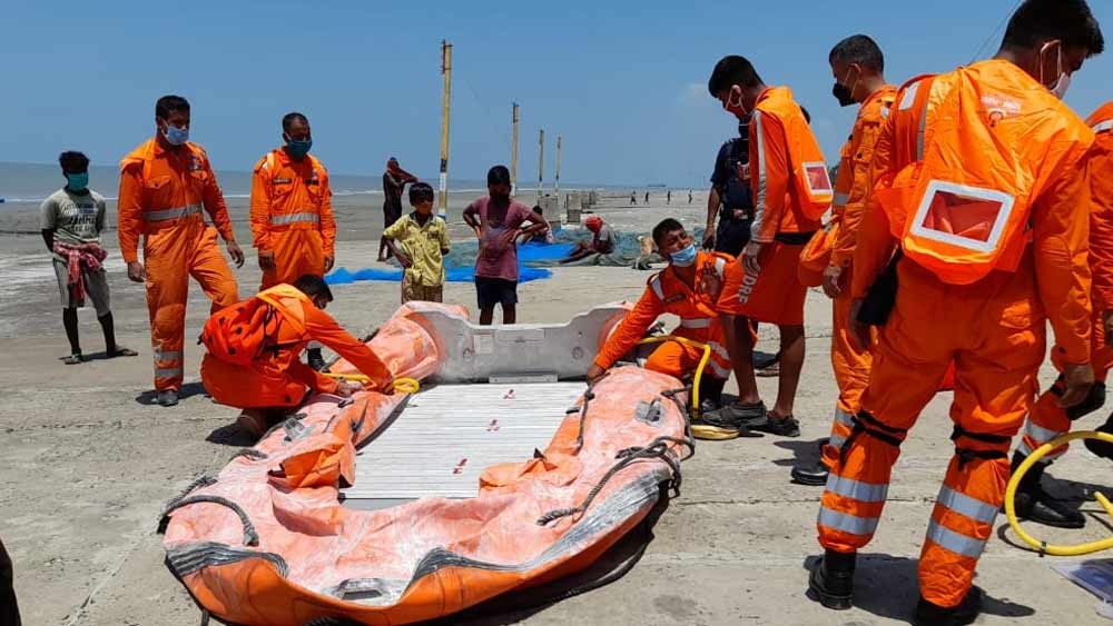 নদীতে টহলদারি এনডিআরএফ-এর।