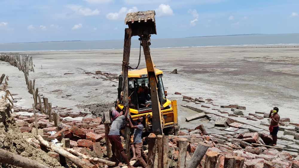 চলছে বাঁধ মেরামতির কাজ।