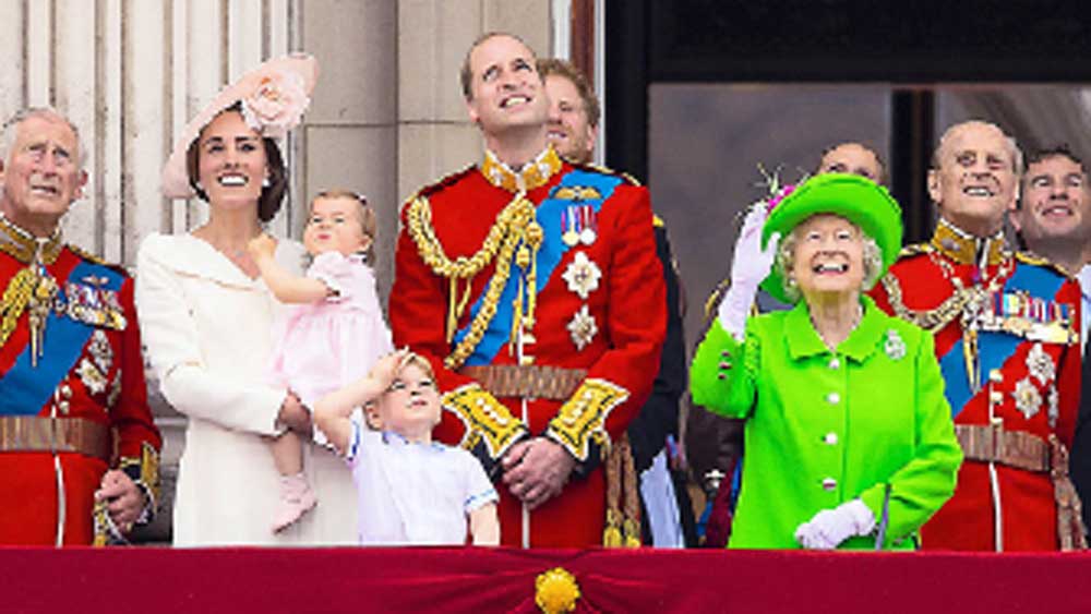 রাজদর্শন: বাকিংহাম প্রাসাদের বারান্দায় সপরিবার রানি দ্বিতীয় এলিজাবেথ।