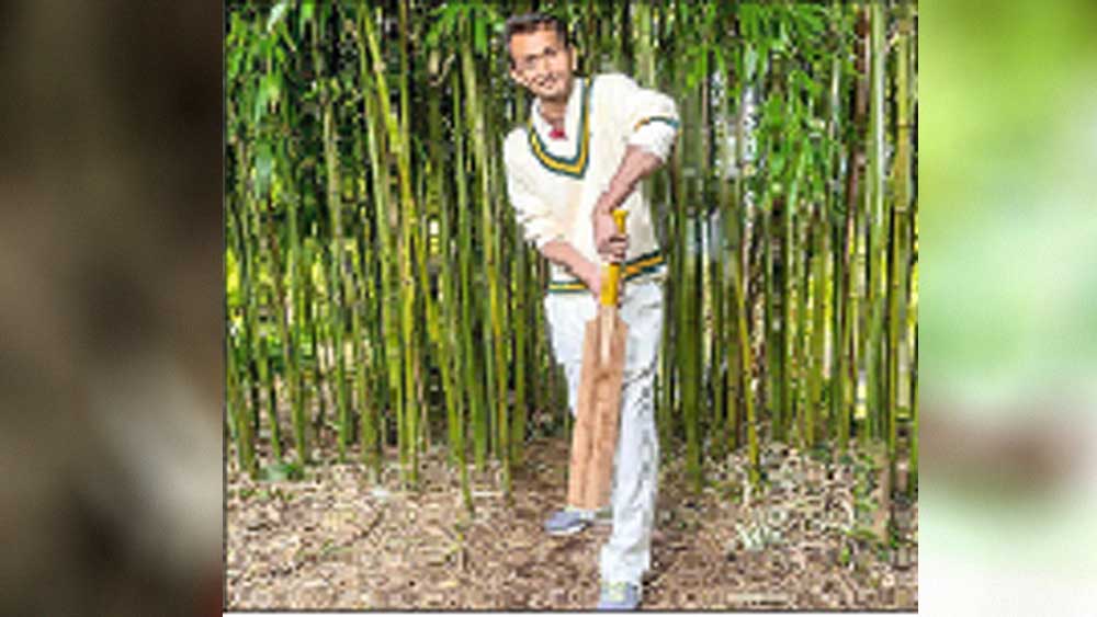 পরিবর্তন: বাঁশের ব্যাট নিয়ে দর্শিল শাহ।