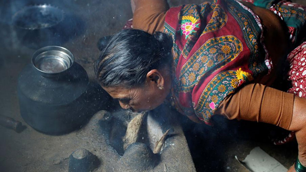 ঘরের বাইরে তাঁদের মাস্ক ছাড়া দেখা যায় না। বাইরে গেলে ঠিকমতো স্যানিটাইজ করার পর তবেই ঘরে ঢোকেন। এবং সর্বোপরি খুব প্রয়োজন ছাড়া বাড়ির বাইরে বার হন না তাঁরা।