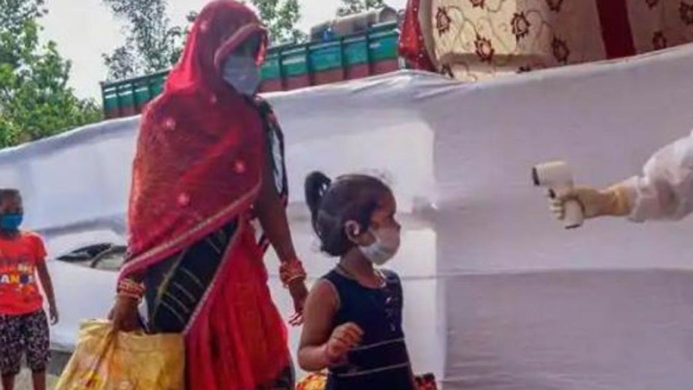 তা ছাড়া আশাকর্মী, অঙ্গনওয়াড়ি কর্মী, এএনএম নার্সরাও গুরুত্বপূর্ণ ভূমিকা পালন করেছেন। করণীয় জানাতে প্রতি বাড়িতে পৌঁছে গিয়েছেন তাঁরা।