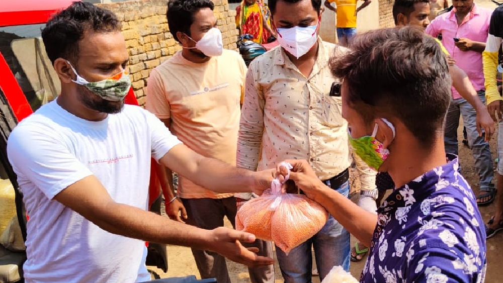 চাল, ডাল, মুড়ি, মশলার মতো প্রয়োজনীয় খাদ্যদ্রব্য পৌঁছে দিলেন সায়ন্তিকা।