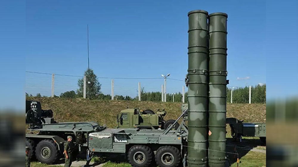 এস-৪০০ ট্রায়াম্ফ। এটি একটি অ্যান্টি-এয়ারক্র্যাফ্ট প্রতিরোধ ব্যবস্থা। ১৯৯০ সালে রাশিয়ার আলমাজ সেন্ট্রাল ডিজাইন ব্যুরো এটি তৈরি করেছিল। ২০০৭ সাল থেকে রাশিয়ার সশস্ত্র সেনাবাহিনীর কাছে রয়েছে এটি।