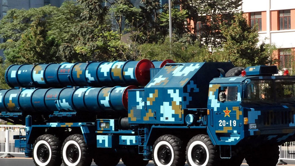 হং কিউআই ৯। একে এইচকিউ ৯-ও বলা হয়। চিনের বায়ু প্রতিরক্ষা ব্যবস্থা। রাশিয়ার এস-৩০০ এর সমতুল্য এটি। ১৯৯৭ সালে প্রথম এই হাতিয়ার তৈরি হয়। মধ্য থেকে দূরবর্তী যুদ্ধবিমান, হেলিকপ্টার, ক্ষেপণাস্ত্রকে ধ্বংস করে দিতে পারে।