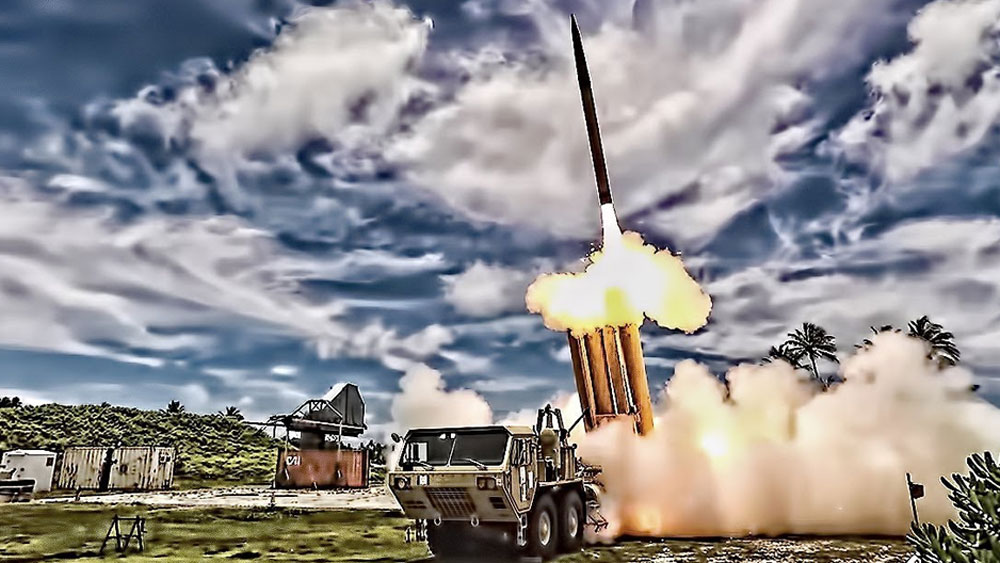 থর। পুরো নাম টার্মিনাল হাই অলটিটিউড এরিয়া ডিফেন্স। এটি আমেরিকার অ্যান্টি-ব্যালিস্টিক ক্ষেপণাস্ত্র প্রতিরক্ষা ব্যবস্থা। খুব সহজেই এক জায়গা থেকে অন্যত্র নিয়ে যাওয়া যায় এটি। ১৫০ কিলোমিটার উচ্চতা এবং ২০০ কিলোমিটার দূরত্ব পর্যন্ত কাজ করতে পারে। ১৯৯১ সালে গালফ যুদ্ধে ইরাকের স্কাড ক্ষেপণাস্ত্র আক্রমণের পর পরই থর তৈরি করে আমেরিকা।