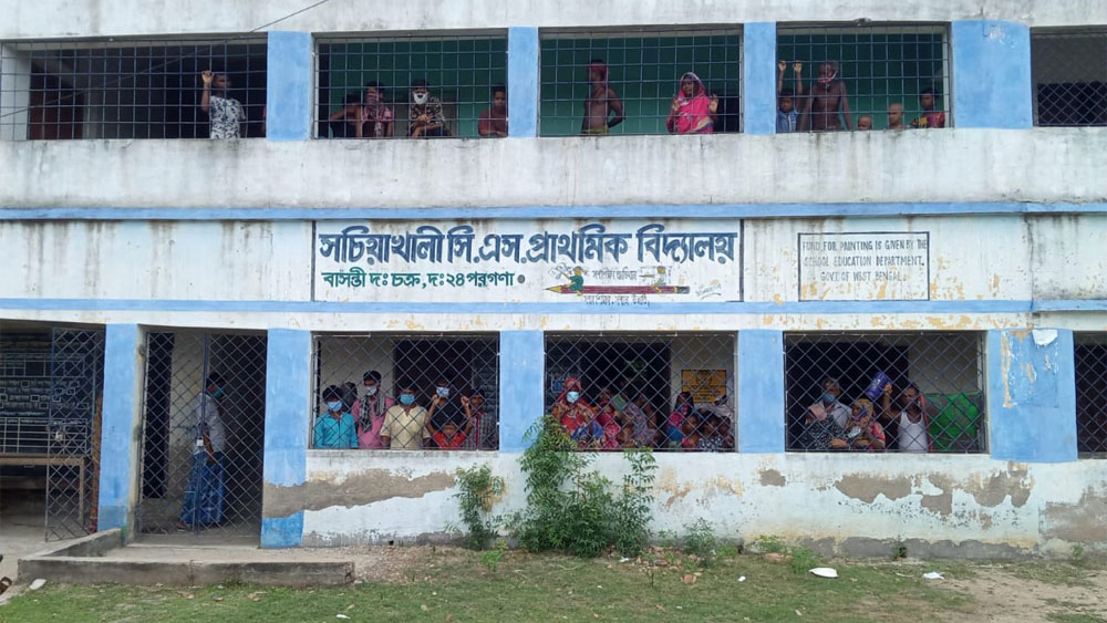 স্কুলে রাখা হয়েছে দ্বীপাঞ্চলের বাসিন্দাদের।
