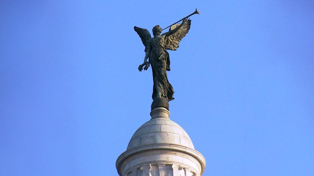 সৌধের কেন্দ্রে রয়েছে একটি ডোম। তার চূড়ায় অবস্থান করে একটি কালো পরি। তার পোশাকি নাম ‘অ্যাঞ্জেল অব ভিক্ট্রি’ অর্থাৎ ‘বিজয়ের দেবদূত’। হাতে ট্রাম্পেট সমেত সেই পরি ব্রোঞ্জ নির্মিত। সে শুধু এই সৌধের শোভাই বাড়ায় না। সেই সঙ্গে সে নাকি সৌধকে বাজ পড়া থেকেও বাঁচায়।