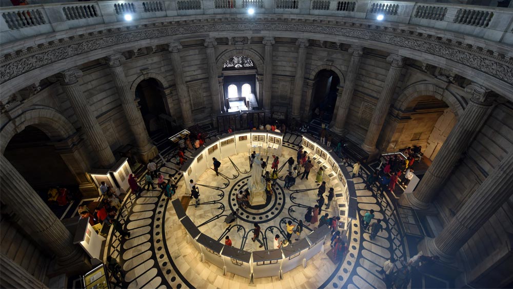 সৌধটি আসলে একটি সংগ্রহশালা। এখানে গ্যালারির সংখ্যা ২৫। প্রখ্যাত চিত্রকর টমাস ড্যানিয়েলের আঁকা পুরনো কলকাতার ছবি-সহ বহু বিচিত্র সংগ্রহ রয়েছে এখানে। রয়েছে উইলিয়াম শেক্সপিয়ারের রচনার চিত্রিত দুর্লভ সংস্করণ। কলকাতায় নির্বাসিত নবাব ওয়াজেদ আলি শাহের লেখা কত্থক নাচ ও ঠুমরি সঙ্গীতের উপর রচিত গ্রন্থের পাণ্ডুলিপিও।  