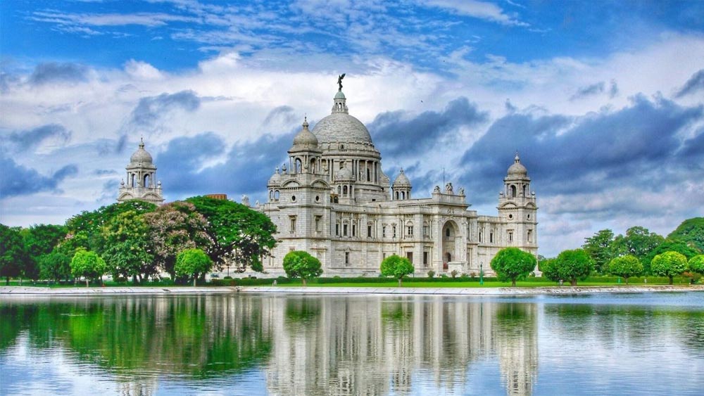 ভিক্টোরিয়ার বাগান কলকাতার প্রেমিকদের মুক্তাঞ্চল। ৬৪ একর জমি নিয়ে তৈরি এই বাগান। বাগানের প্রধান প্রবেশদ্বারের সামনেই রয়েছে রানি ভিক্টোরিয়ার মূর্তি। এ ছাড়াও বাগান জুড়ে রয়েছে বেশ কিছু ব্রিটিশ রাজপুরুষের মূর্তিও।