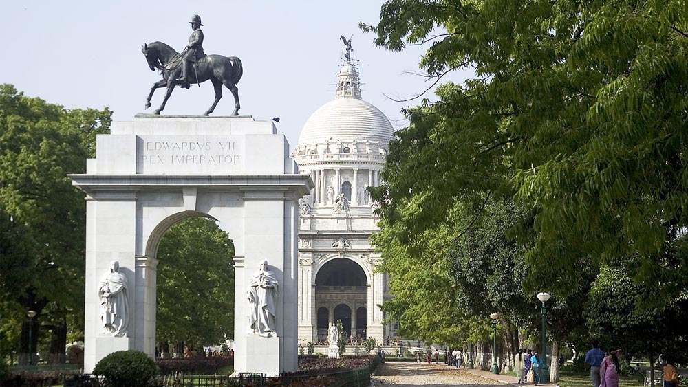 বাগানের অন্য একটি দরজা দিয়ে প্রবেশ করলে নজর কাড়বে এক অপূর্ব তোরণ। তার শীর্ষে ধাতু নির্মিত এক অশ্বারোহী মূর্তি। এই তোরণ সপ্তম এডওয়ার্ডের স্মৃতিতে নির্মিত।