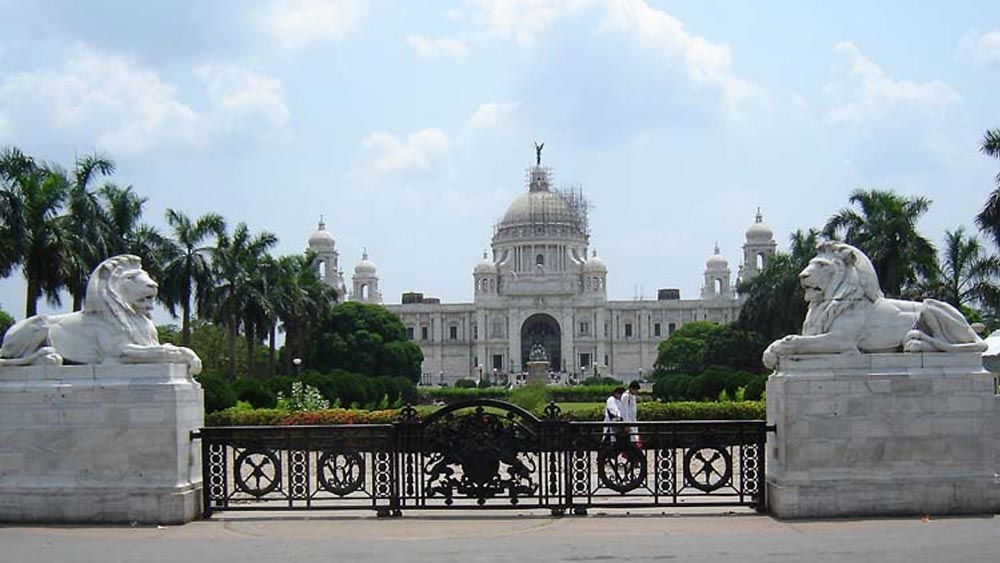 মূল দ্বারের কাছে রোমান হরফে ‘ভিআরআই’ লেখাটি খোদিত। অনেকের মতে এটি ‘ভিক্টোরিয়া রেজিনা ইম্পেরাট্রিক্স’-এর সংক্ষিপ্ত রূপ। যার বাংলা ভাষান্তর হল, ‘ভিক্টোরিয়া, যিনি ইংল্যান্ডের রাজ্ঞী’। তবে অনেকে মনে করেন, এর অন্য কোনও দ্যোতনা রয়েছে। সব মিলিয়ে এই রহস্যের সমাধান আজও হয়নি।  
