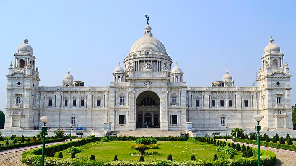 কাদের টাকায় নির্মিত হয়েছিল এই অসামান্য স্থাপত্য? উত্তরে জানা যায়, মূলত ভারতীয়দের কাছ থেকেই তোলা হয়েছিল সৌধ নির্মাণের টাকা। ব্রিটিশ সরকার নির্মাণ ব্যয়ের একটি অংশ বহন করেছিল মাত্র।   