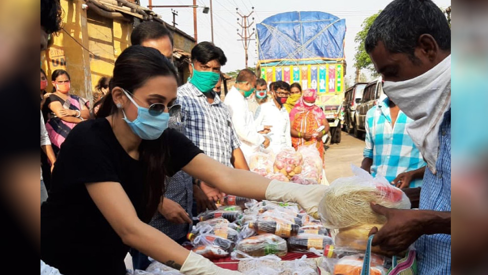 পথে নেমে কাজ করেছেন সাংসদ।