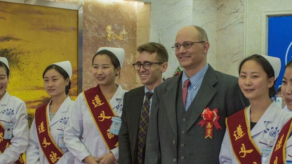 সে কারণেই চিনে সাদা চামড়ার মানুষদের জন্য আলাদা উপার্জনের ব্যবস্থাও গড়ে উঠেছে।