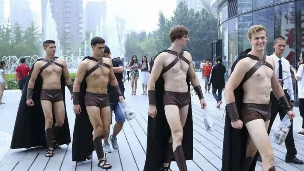 ‘হোয়াইট মাঙ্কি জব’। কাজটিকে এমন অদ্ভুত নামে ডাকা হয় মূলত ব্যঙ্গ করেই। সাদা চামড়ার বিদেশিদের সেখানে হোয়াইট মাঙ্কি অর্থাৎ সাদা বাঁদরের সঙ্গে তুলনা করা হয়। পোষ মানা বাঁদরেরা যেমন প্রভুর কথা মতো কাজ করে থাকে এ ক্ষেত্রেও তাই হয়।