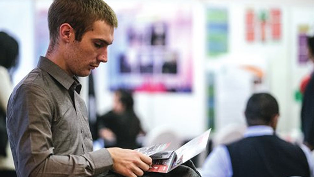 কী করতে হয়? কাজ বলতে কখনও কোনও পার্টিতে যাওয়া, কখনও কোনও উদ্বোধনী অনুষ্ঠানে ফিতে কাটা, তো কখনও চিনের খাবার খেয়ে প্রশংসা করা কিংবা চিনা ভাষা না বোঝা সত্ত্বেও চিনের কোনও ব্যবসায়ীর সঙ্গে গুরুত্বপূর্ণ আলোচনায় মাথা নাড়িয়ে সম্মতি জানানো।