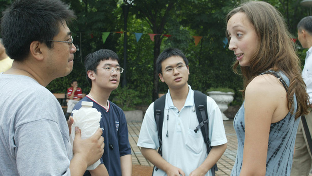 চিনের শেয়ার বাজারের রেখাচিত্র উঠতে থাকে। ব্যবসার তুলনামূলক অনেক বেশি লাভ হয় চিনাদের। সে কারণেই নাকি মিথ্যার আশ্রয় নিয়ে এমন কাজ করা হয় সে দেশে।