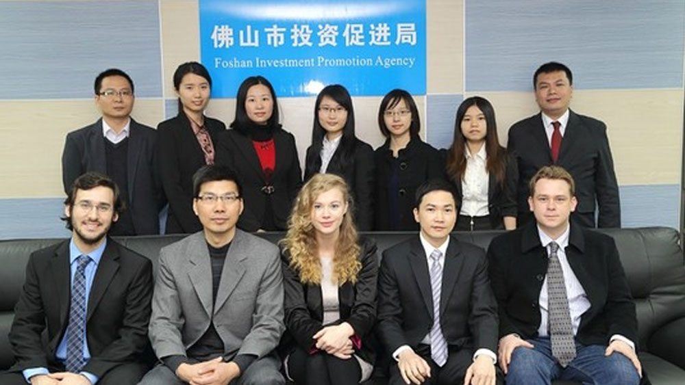 এই কাজ পেতে হলে বিশেষ কোনও ডিগ্রির প্রয়োজন নেই। কোনও বিষয় নিয়ে জ্ঞানেরও প্রয়োজন নেই। শুধু সাদা চামড়ার বিদেশি হলেই চলবে।