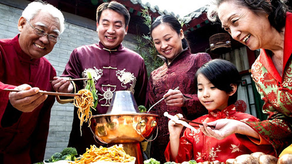 এই কাজে কোনও নির্দিষ্ট উপার্জনও নেই। যাঁকে ভাড়া করা হচ্ছে তাঁর এবং মালিকের মধ্যে টাকাপয়সা নিয়ে মৌখিক যা চুক্তি হয়। সে অনুযায়ীই পারিশ্রমিক পান তিনি। এই কাজে নিযুক্ত ব্যক্তিদের মতে, ন্যূনতম উপার্জন ১০০ ডলার যা ভারতীয় মুদ্রায় ৭ হাজার ২৮৫ টাকা। এ বার ওই ব্যক্তি মালিকের কাছে কতটা গুরুত্বপূর্ণ হয়ে উঠতে চলেছেন তার উপর ওঠানামা করে উপার্জন।