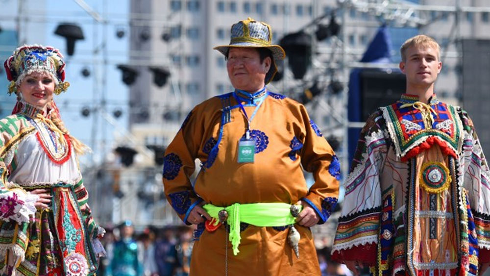 মূলত চিনে বসবাস করা সাদা চামড়ার বেকার যুবক-যুবতীদেরই এই কাজে নিয়োগ করা হয়।