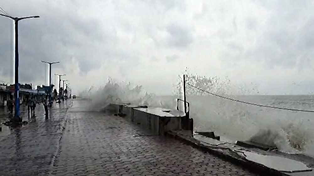 Cyclone Yaas: Sea water of Digha enters at the villeges on high tide dgtld