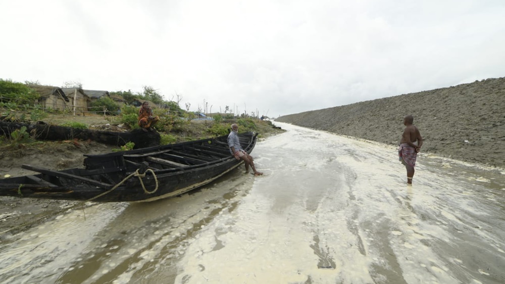 Cyclone Yaas: overflowing river, water entering into the village of south 24 parganas, people are being shifted dgtld 