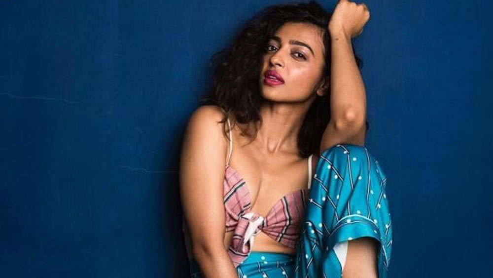 রাধিকা কোনও স্টার কিড ছিলেন না। তাঁর মা-বাবা চেয়েছিলেন মেয়েকে চিকিৎসক বানাতে। কিন্তু অভিনেত্রী হওয়ার স্বপ্ন বুনে ফেলেছিলেন রাধিকা। সেই স্বপ্ন নিয়েই মুম্বই পাড়ি দেন তিনি।