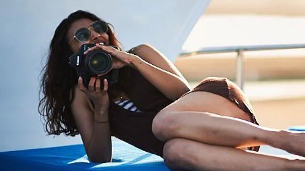 মুম্বই এসে পরিশ্রম করে তখন ছোটখাটো সুযোগ পেতে শুরু করেছেন রাধিকা। সে সময় দক্ষিণী ইন্ডাস্ট্রি থেকে একটি ফোন আসে তাঁর কাছে।