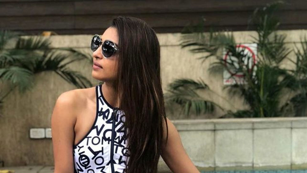 নায়িকার দাবি, পরিচালক তাঁকে একটি পোশাক দেন এবং সেটি পরে বিভিন্ন অঙ্গভঙ্গি করতে বলেন। তাঁদের এমন অদ্ভুত ব্যবহারে রাধিকার সন্দেহ হতে শুরু করে।