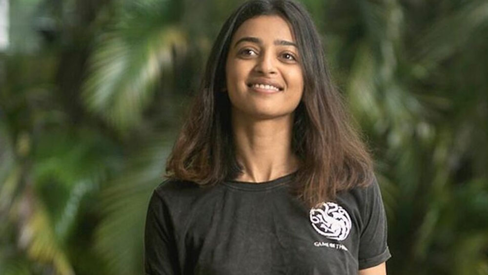 জামা পরে অডিশন শেষ হয়ে যাওয়ার পর ওই পরিচালক চলে যান। তার কিছু পরে আবার ১০-১২ লোক চলে আসেন তাঁর ঘরে।