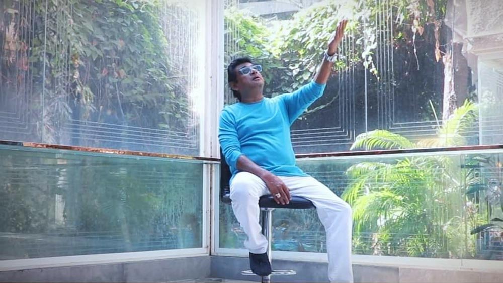 গানে মেতে গায়ক