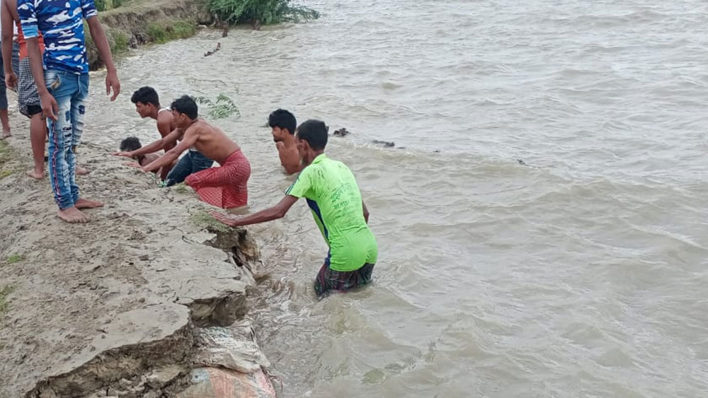 তখন ফুঁসছে নদী, তৎপরপরতার সঙ্গে বাঁঝধ মেরামতি। 