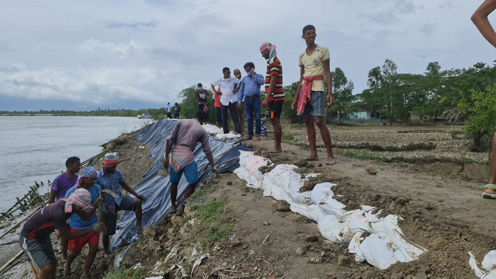  যুদ্ধকালীন তৎপরতায় বাঁধ মেরামতি।