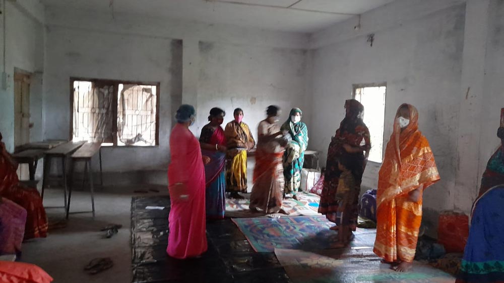ওই গ্রামবাসীদের মধ্যে ৮ জন গর্ভবতী মহিলা ও বেশ কয়েকজন কোভিড রোগী রয়েছেন।