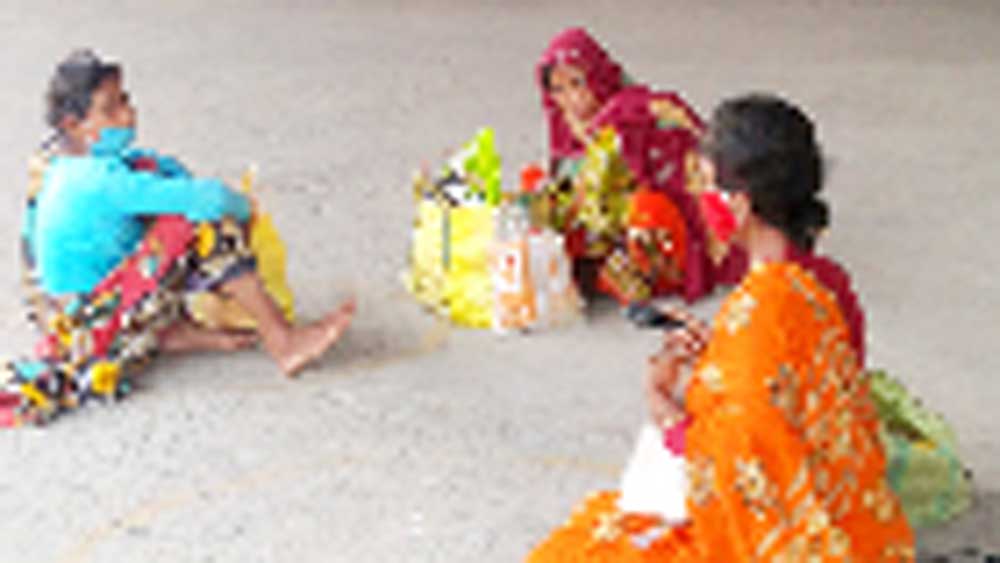 Coronavirus in West Bengal: Distress of hawkers and vendors after stopping of local train